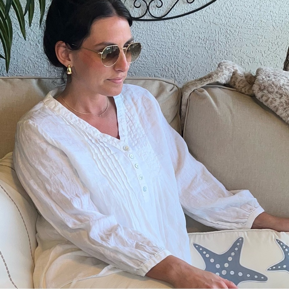 Sigrid Olsen 100% Linen Top White V-Neck with 5 buttons. Size Small